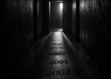 Siyah beyaz karanlık bir koridorda, yerde 2000’den 2026’ya uzanan yıllar ve sonunda ışık alan bir kapı.